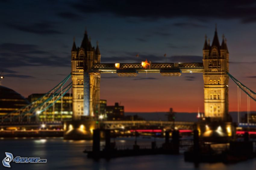 Tower Bridge, upplyst bro, Thames, London, diorama
