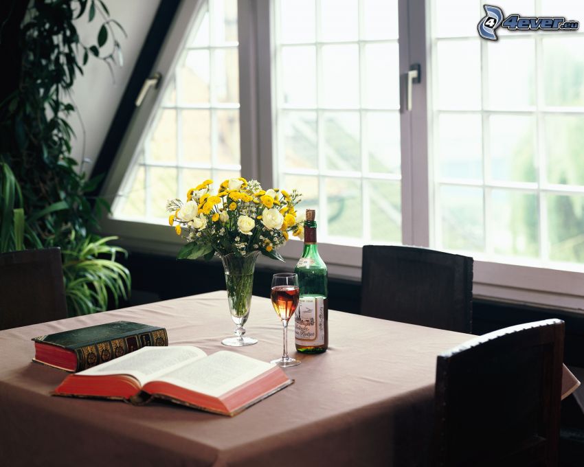 dukat bord, vin, blommor, bibeln, gammal bok, fönster