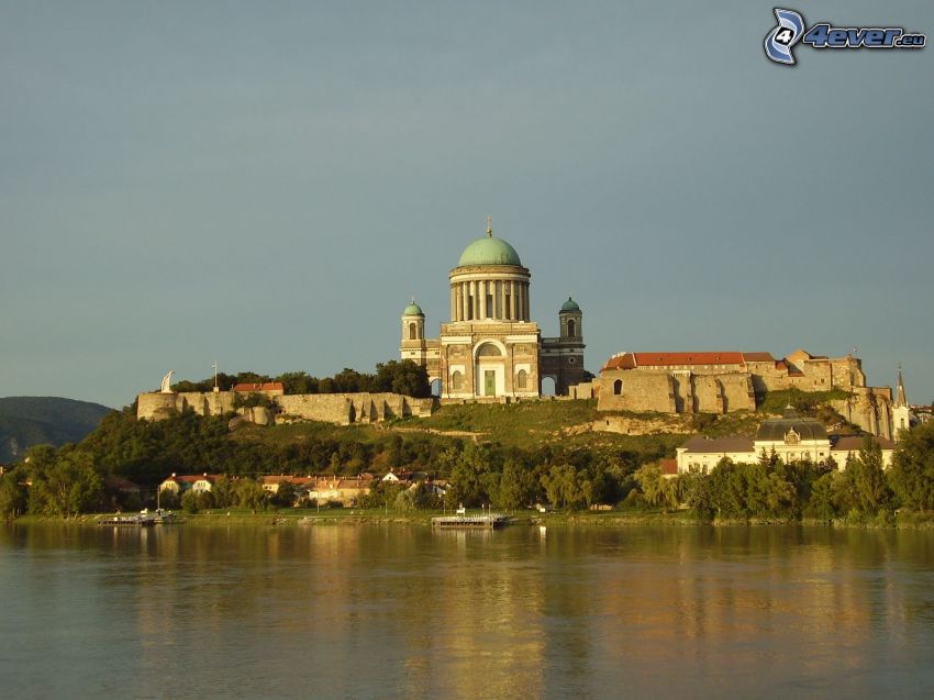 Basilikan i Esztergom, Donau
