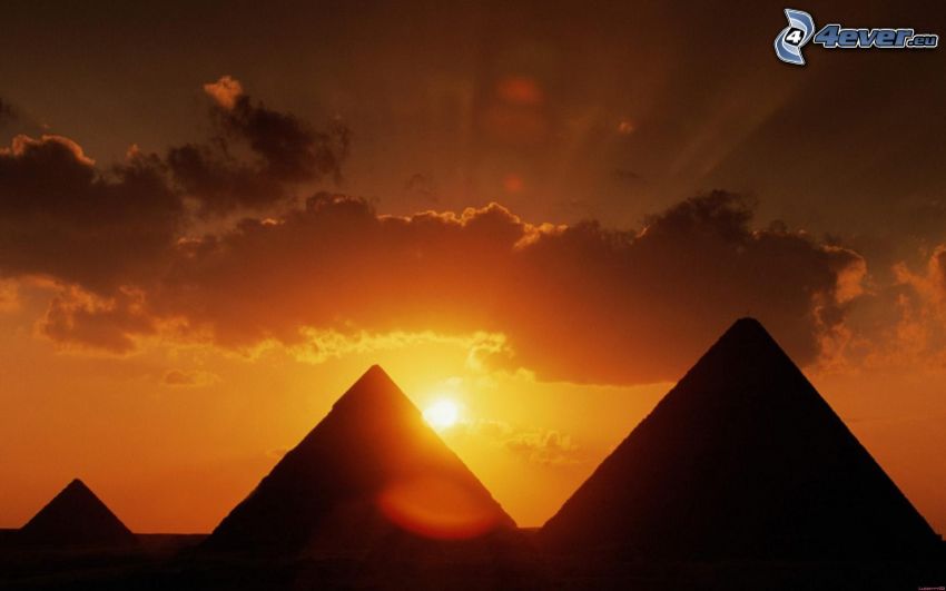 Egyptiska pyramiderna vid solnedgång, moln, öken