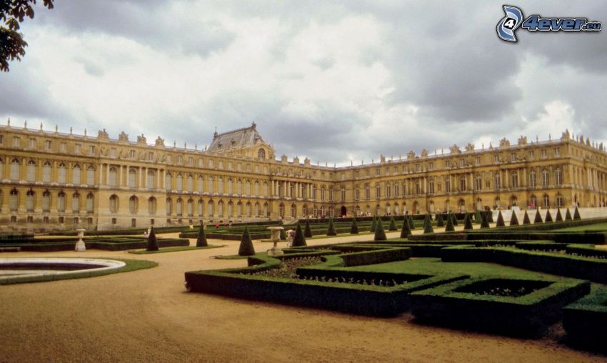 Slottet i Versailles, trädgård, buskar, moln