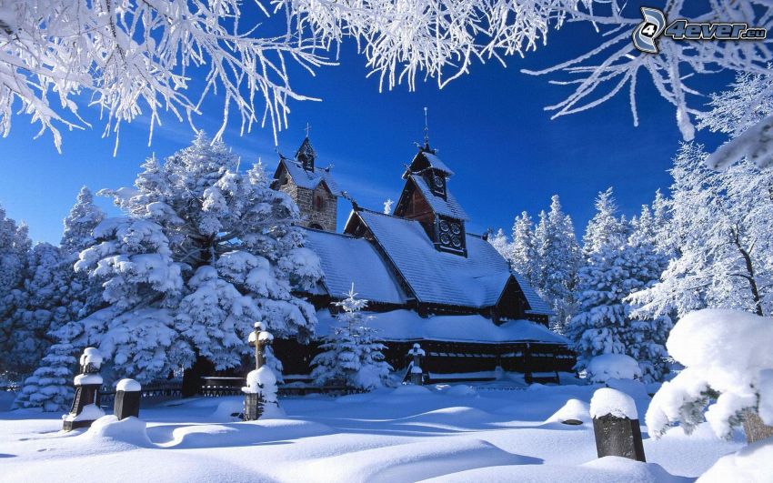 snötäckt kyrka, träkyrka, snöklädda träd, kyrkogård, vinter, snö