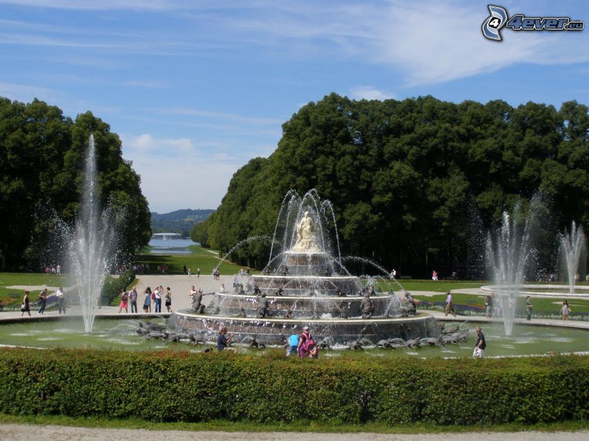 fontän i park, Ludwig II av Bayerns slott, Herrenchiemsee, Bayern, träd