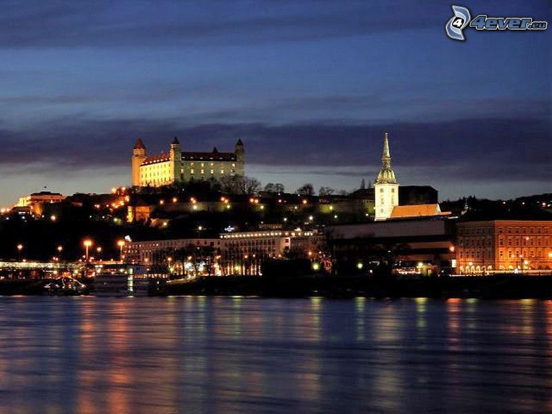 Bratislava på natten, S:t Martins katedral, Bratislavas slott, Donau