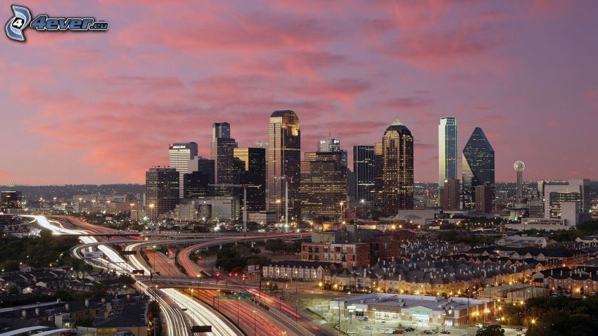Dallas, skyskrapor, kvällsstad, motorväg på kvällen