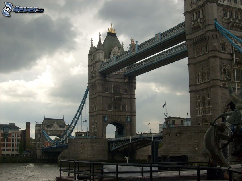 London, Tower Bridge, mörka moln