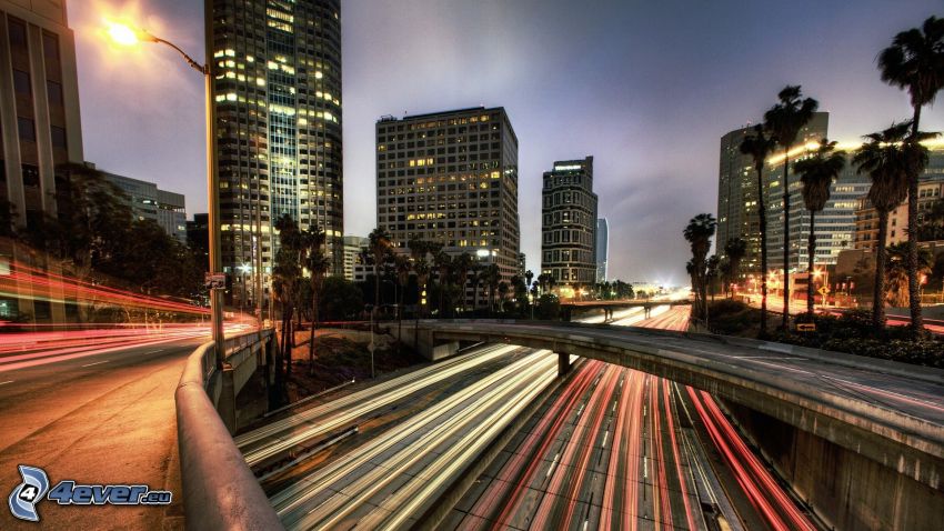 Los Angeles, motorväg på kvällen, bro