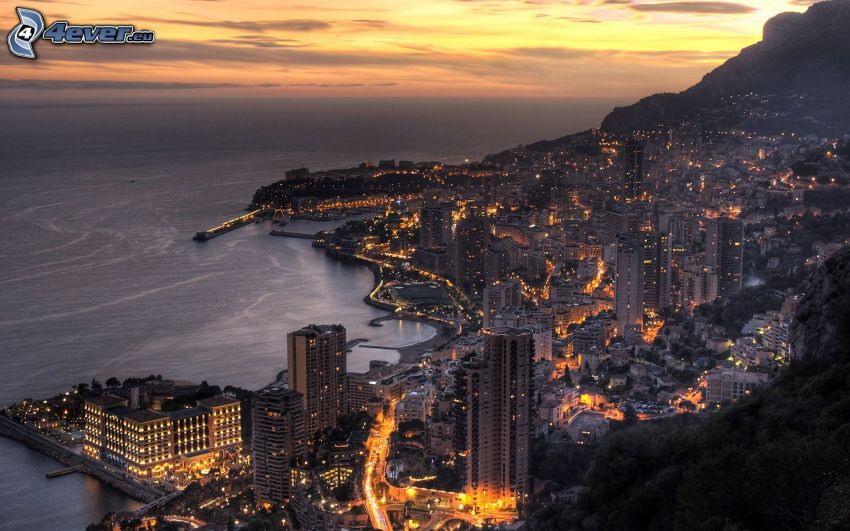 Monaco, kvällsstad, hav