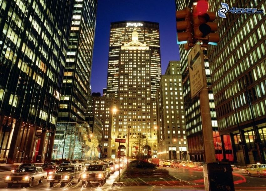 New York på natten, gata, bilar, skyskrapor
