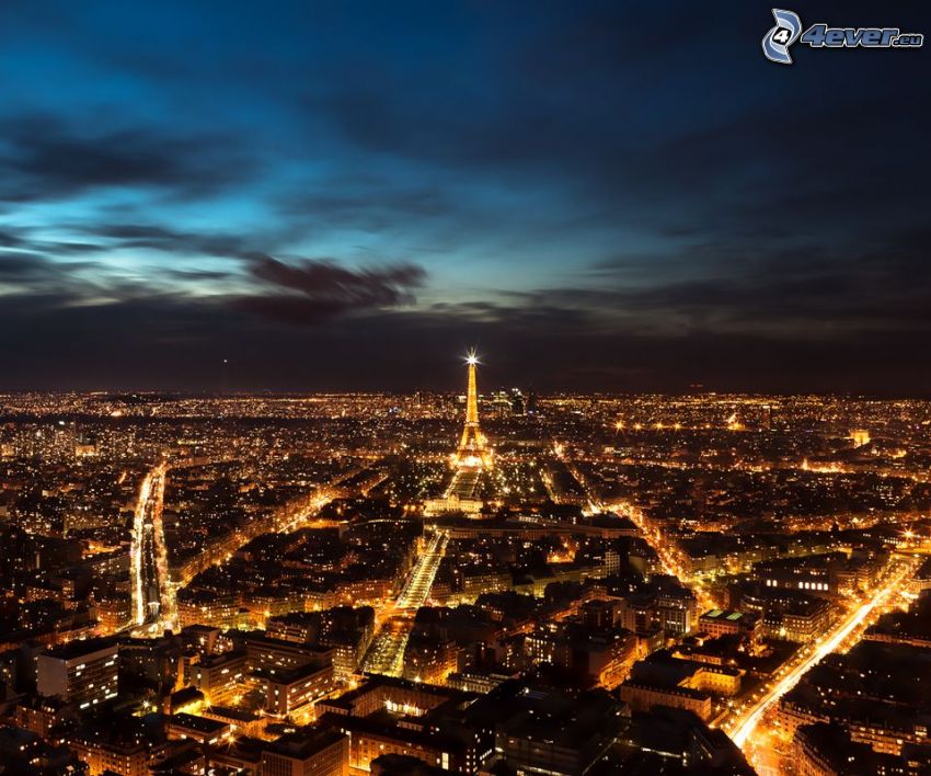 Paris, nattstad, upplysta Eiffeltornet