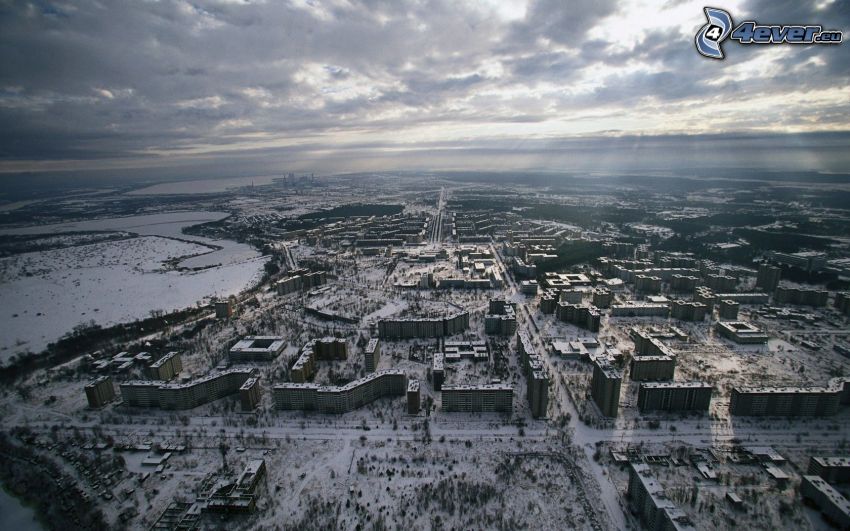 Pripyat, snö, mörka moln, solstrålar, flygfoto