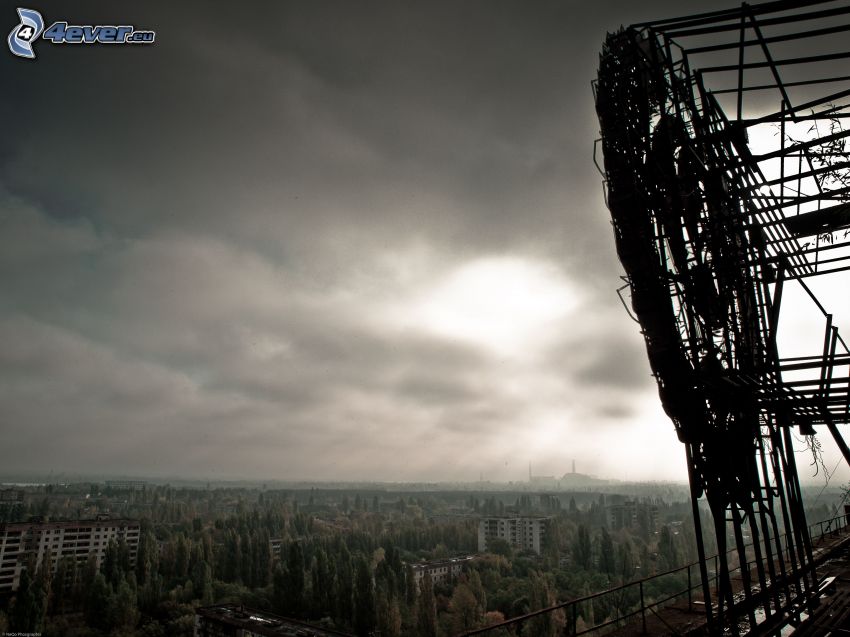 Pripyat, Tjernobyl, träd, mörka moln