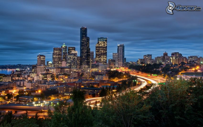 Seattle, Washington, skyskrapor, motorväg på kvällen