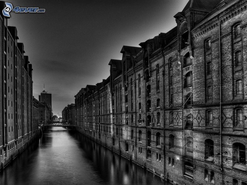 stad, flod, svartvitt foto