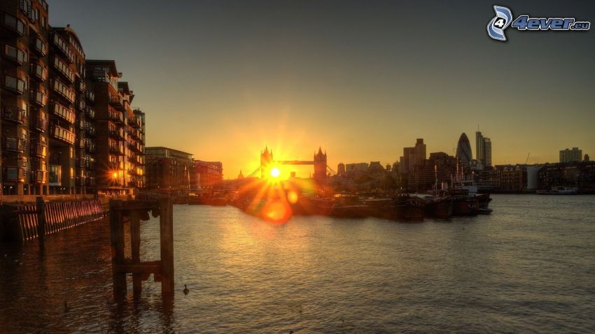 Tower Bridge, London, solnedgång i staden, HDR