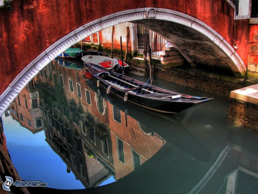 Venedig, båt på flod, bro