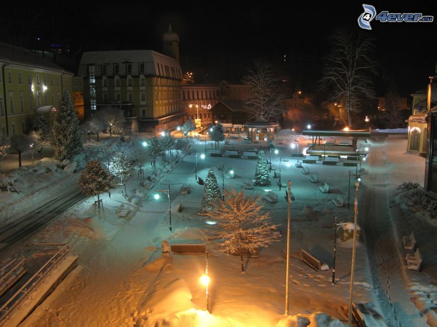 vinternatt på torg, snö, Janské Lázne