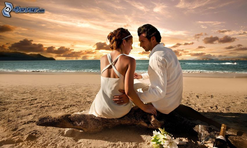 nygifta, par på stranden, hav, brudbukett