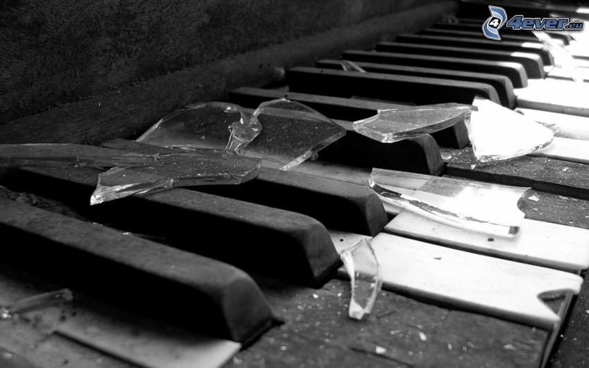 gammalt piano, glassplitter, krossat glas