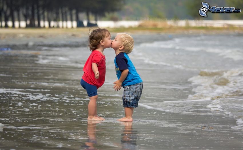 barn på stranden, kyss, kärlek, hav