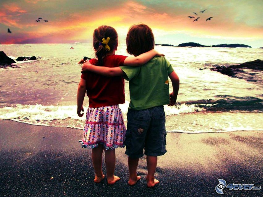 barn på stranden, vänlig kram, hav