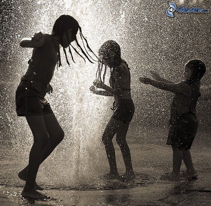 dans i regn, barn, spel, svartvitt foto