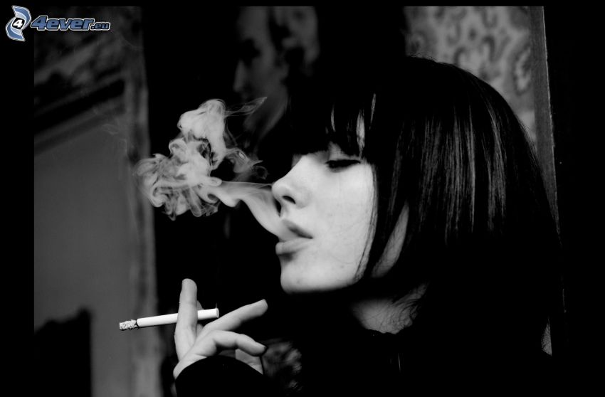flicka med cigarett