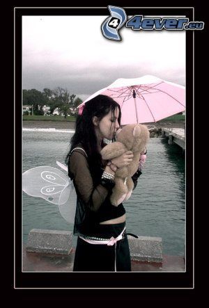 flicka med nalle, paraply