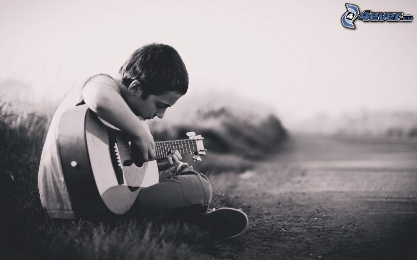 kille med gitarr, svartvitt foto