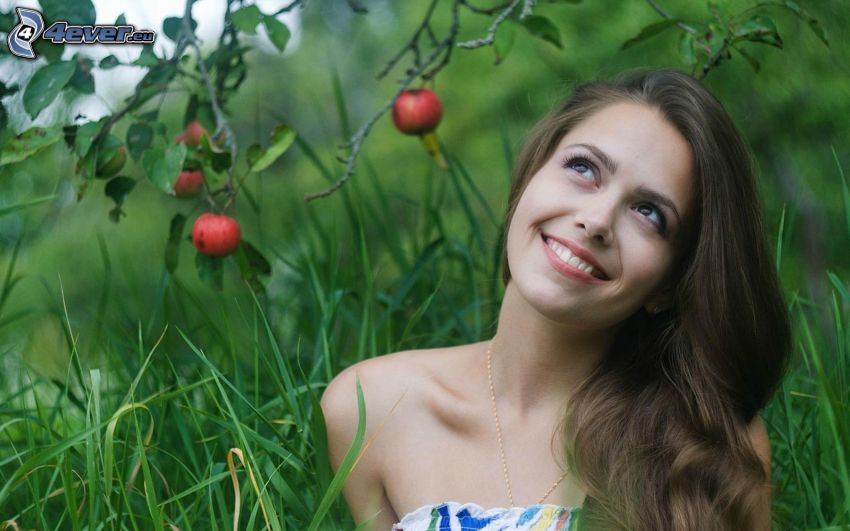kvinna, leende, gräs, äppelträd