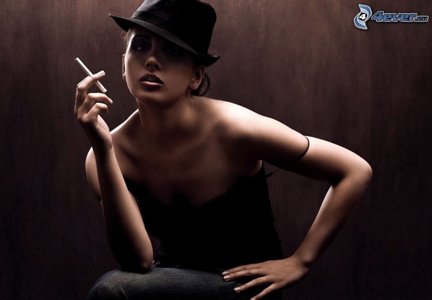 kvinna i hatt, cigarett