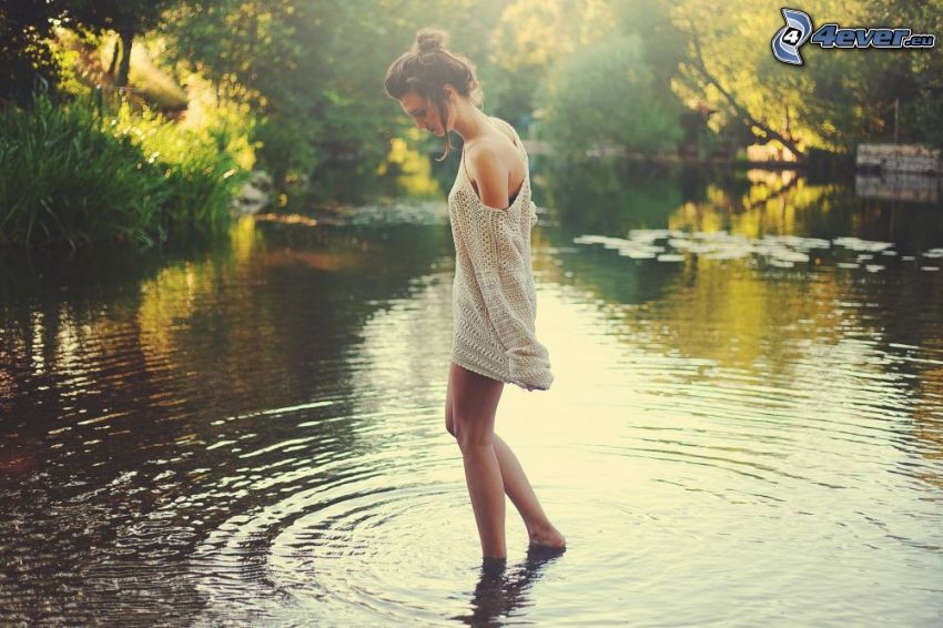 kvinna i vatten, sjö