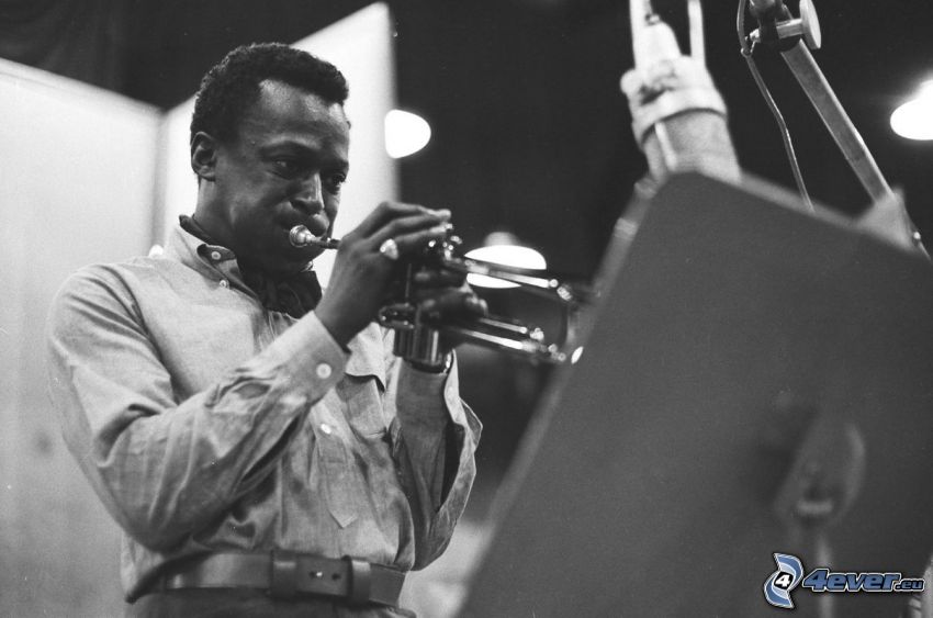 Miles Davis, trumpetspel, svartvitt foto
