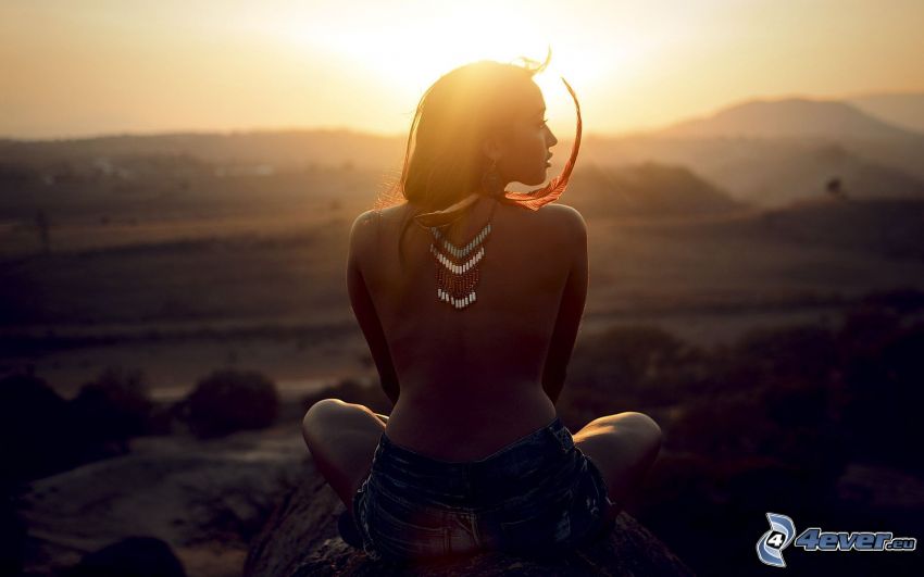 sexig indiankvinna, halvnaken kvinna, solnedgång, topless