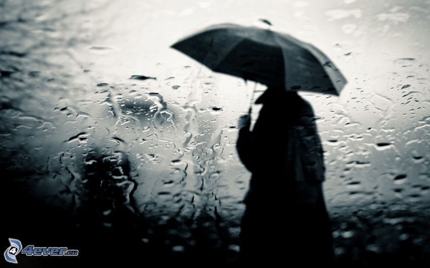 kvinna i regnet