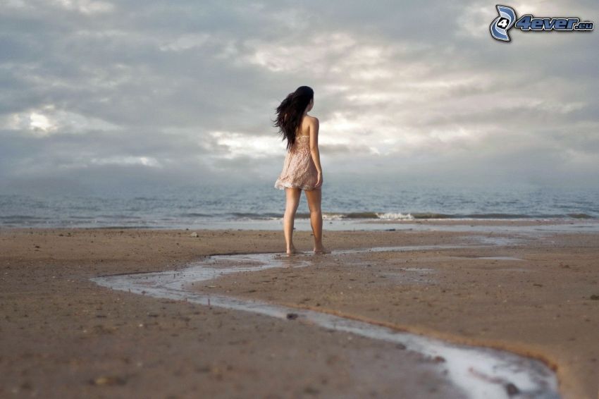 kvinna på strand, brunett