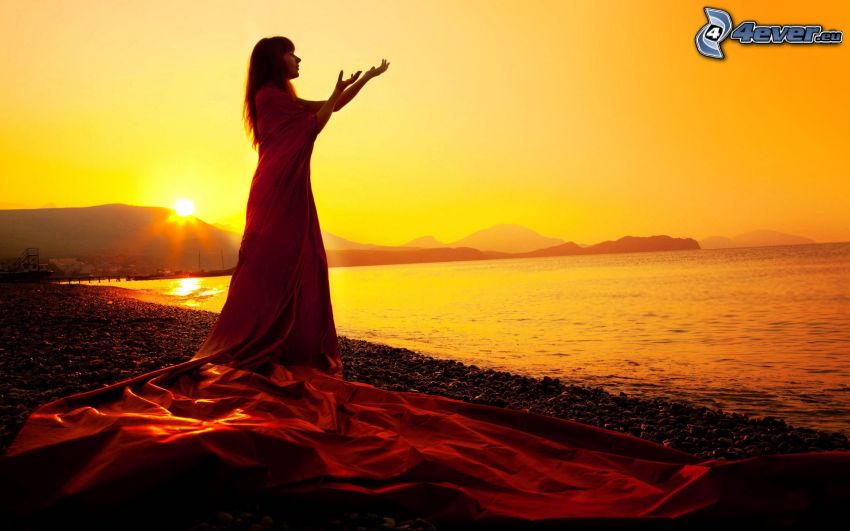 kvinnosilhuett vid solnedgång, strand, hav, gul himmel