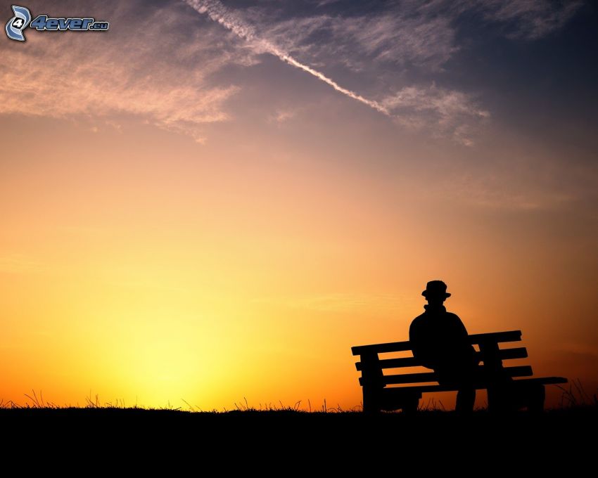 man på bänk, silhuett av horisont, solnedgång bakom bänk