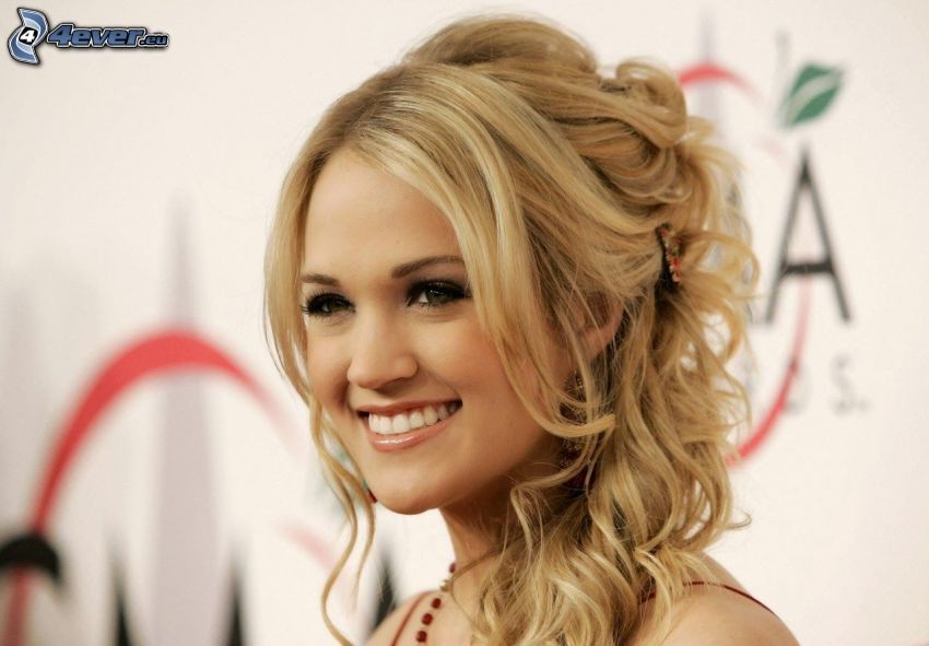 Carrie Underwood, leende
