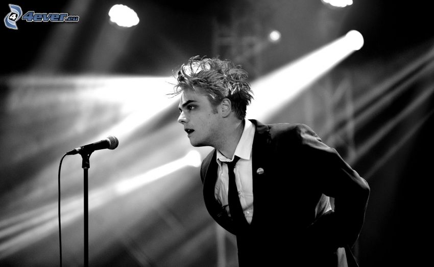 Gerard Way, mikrofon, man i kostym, svartvitt foto