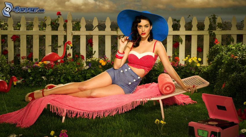 Katy Perry, solstol, blommor, gräs