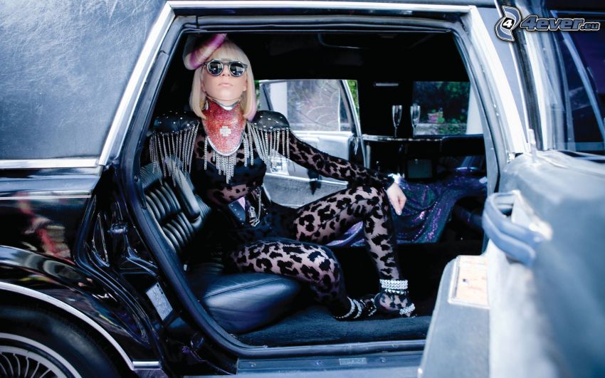 Lady Gaga, kvinna i bil