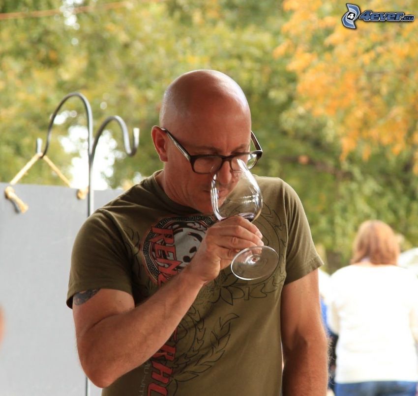 Maynard James Keenan, vin, man med glasögon