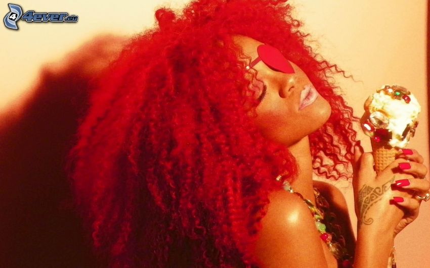 Rihanna, rött hår, glass