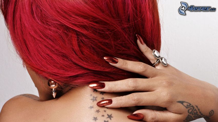 Rihanna, rött hår, hand, tatuering