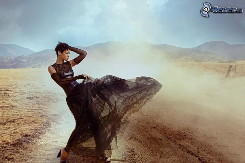 Rihanna, svart klänning, bergskedja