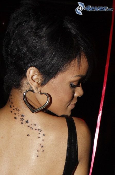 Rihanna, tatuering på ryggen, stjärnor