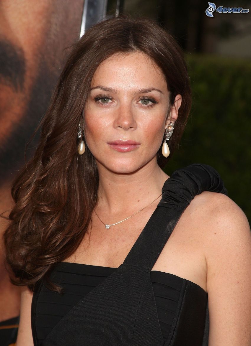 Anna Friel, svart klänning