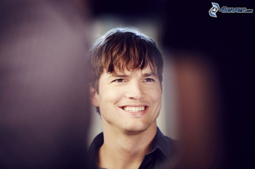 Ashton Kutcher, leende