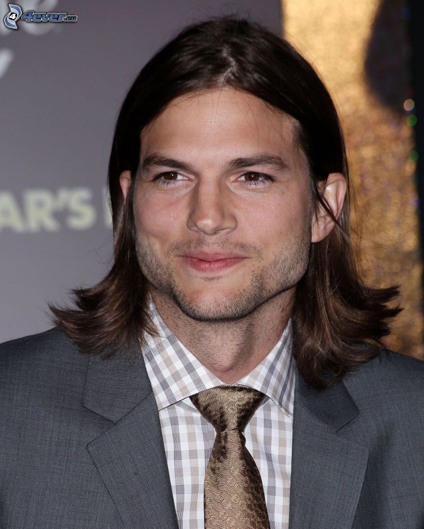 Ashton Kutcher, man i kostym, långt hår